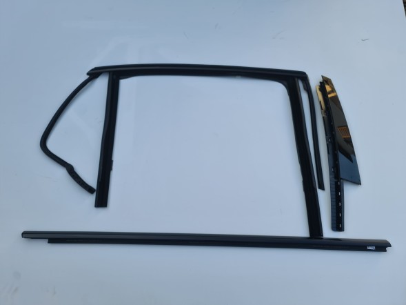 BMW OE KKDA BMW G70 LISTWY M PAKIET SHADOLINE PRAWE PRAWY TYŁ 9447512 BMW G70 Накладки M Paket Shadowline праві задні 9447512