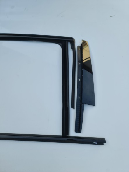BMW OE KKDA BMW G70 LISTWY M PAKIET SHADOLINE PRAWE PRAWY TYŁ 9447512 BMW G70 Накладки M Paket Shadowline праві задні 9447512
