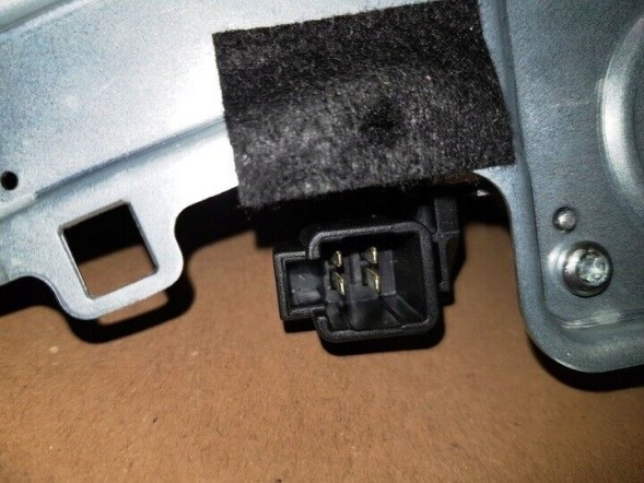 Groupe PSA Citroen C1 II Peugeot 107 Toyota Aygo Silniczek wycieraczki tył 85130-0H061 Б/у двигун склоочисника задньої частини citroen c1 peugeot 107 toyota aygo psa oe