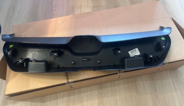 Volkswagen OE Оббивка заднього люка – чорний титановий Каталожний номер: 1K8867601C82V