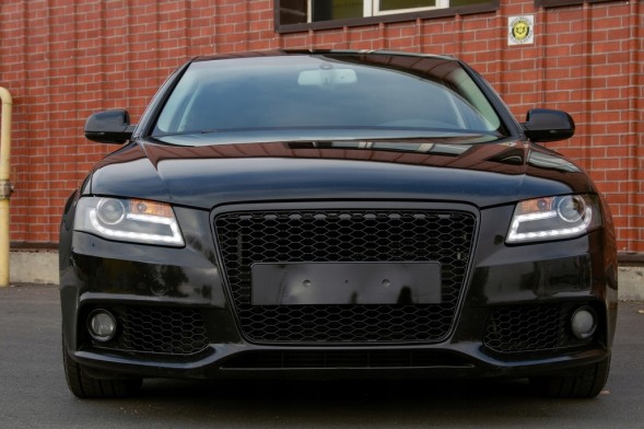 JBM J4GE1BM Решітка радіатора JBM чорний глянець "стільники" для Audi A4 B8 2008-2011
