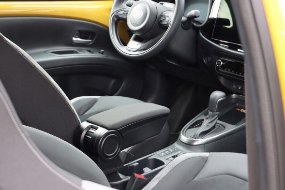 Rati C06888A Підлокітник ARM-3 для Toyota Aygo X, 2025-, тканинний