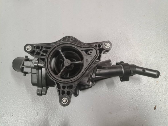 Mazda OE MRKA Mazda CX-7 TERMOSTAT OBUDOWA TERMOSTATU F61546903 Mazda CX-7 ТЕРМОСТАТ КОРПУС ТЕРМОСТАТА F61546903