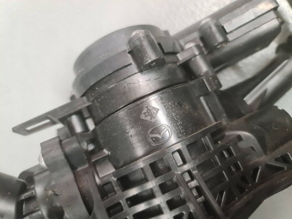 Mazda OE MRKA Mazda CX-7 TERMOSTAT OBUDOWA TERMOSTATU F61546903 Mazda CX-7 ТЕРМОСТАТ КОРПУС ТЕРМОСТАТА F61546903