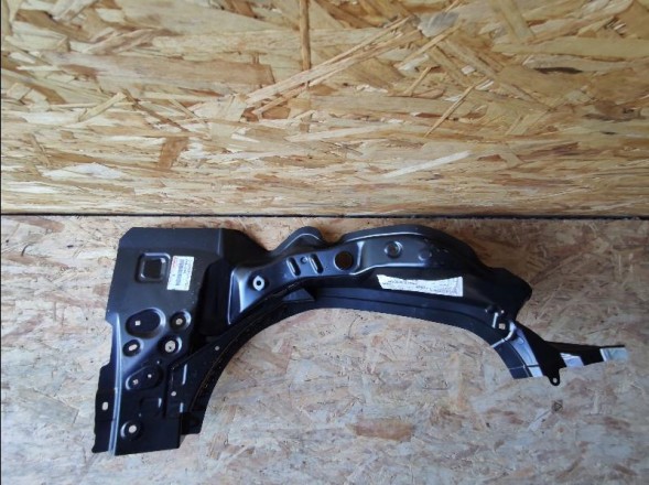 Toyota OE НАКЛАДКА ЛАМПИ НА СТОЙКУ ЗАДНИЙ РЕМІНЬ TOYOTA AYGO II 14-18 61063-0H030