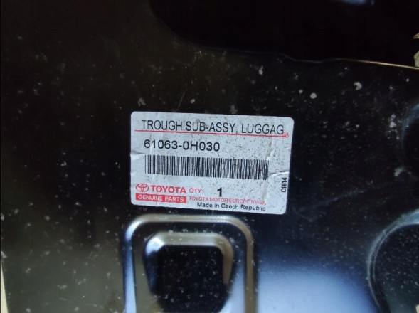 Toyota OE НАКЛАДКА ЛАМПИ НА СТОЙКУ ЗАДНИЙ РЕМІНЬ TOYOTA AYGO II 14-18 61063-0H030