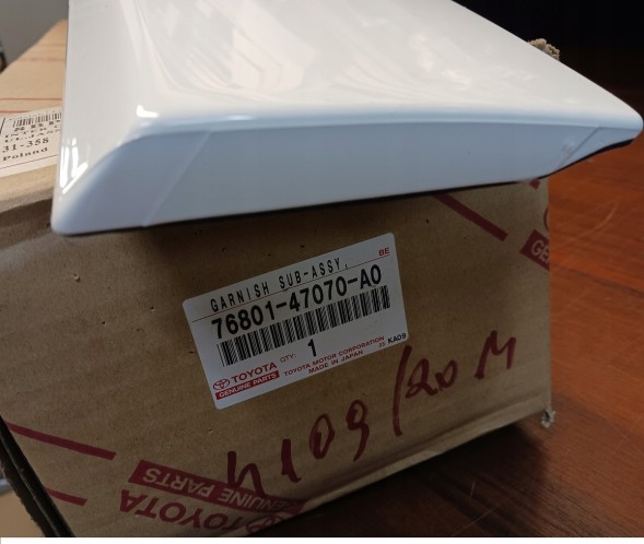 Toyota OE 76801-47070-A0 Накладка (Бленда) Кришки Багажника Задня Біла TOYOTA PRIUS 04/2009-10/2015 Оригінал