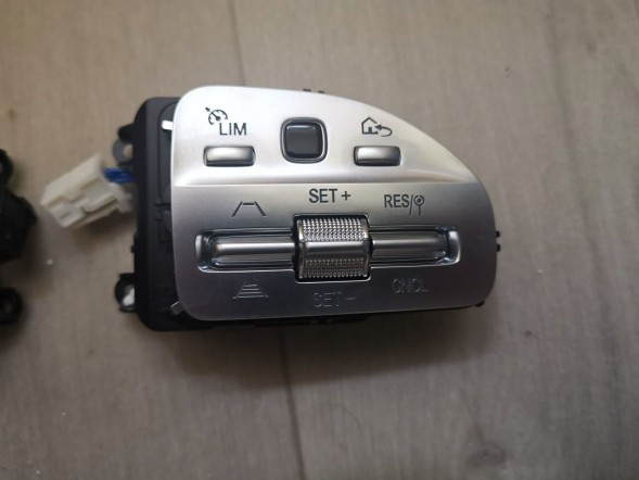 Mercedes-Benz OE Кнопки на кермі Mercedes A0999051504
