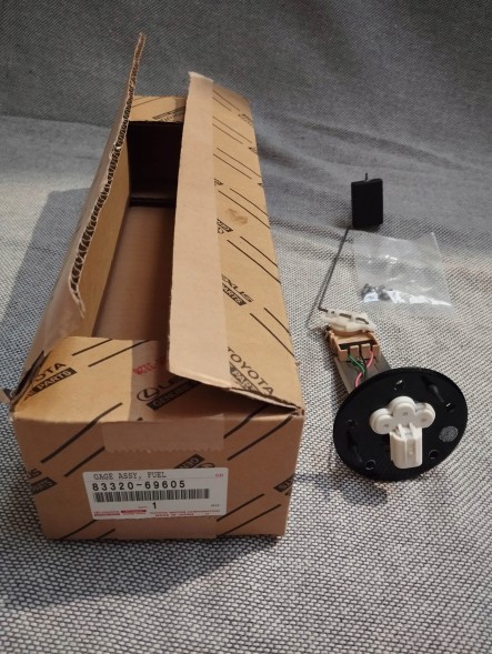 Toyota OE 8332069605 / 83320-69605 Gage assy, fuel sender | Датчик рівня палива