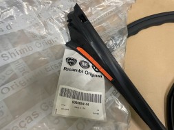 Alfa Romeo OE 60694144 ALFA ROMEO BRERA УЩІЛЬНЕННЯ ДВЕРЕЙ ВУГІЛЬНИЙ ПРАВИЙ OEM