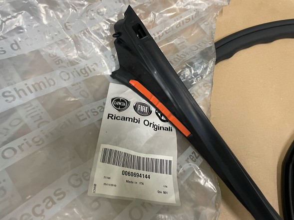 Alfa Romeo OE 60694144 ALFA ROMEO BRERA УЩІЛЬНЕННЯ ДВЕРЕЙ ВУГІЛЬНИЙ ПРАВИЙ OEM