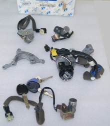Hyundai OE 81905-27C80 КОМПЛЕКТ ЗАМОКІВ З ЗАМКНЕМ ЗАПАЛЮВАННЯ HYUNDAI COUPE 1996-1999 LANTRA 1995-2000