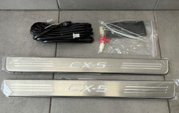 Mazda OE KD45-V1-370A OE Mazda Декоративні накладки на пороги з підсвічуванням ПЕРЕД Mazda CX-5 KE KD45V1370A