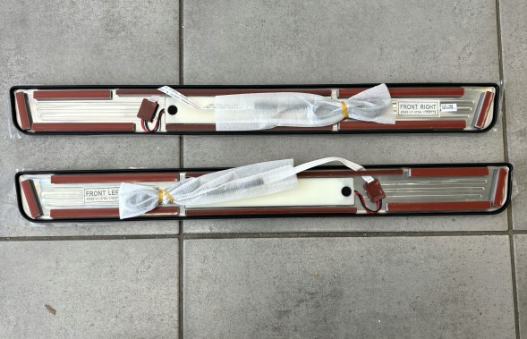 Mazda OE KD45-V1-370A OE Mazda Декоративні накладки на пороги з підсвічуванням ПЕРЕД Mazda CX-5 KE KD45V1370A