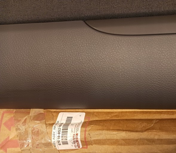 Toyota OE 67010-05210-B0 Обшивка Боковини Двері Задні Праві TOYOTA AVENSIS 01/2003-10/2008 Оригінал