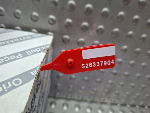 Fiat OE S26337904 ХРОМОВАНА НАКЛАДКА КЛАПАНА 0735516207 FIAT 500 2007-