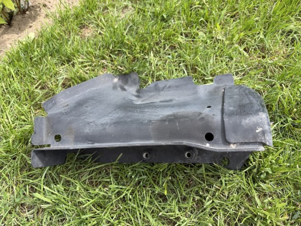 TESLA TECHNICS 1487573-00-A 16.07.26 TESLA MODEL Y 1487573-00-A КРОНШТЕЙН САЛАЗОК КРІПЛЕННЯ БРИЗКОВИКА ОРИГІНАЛ