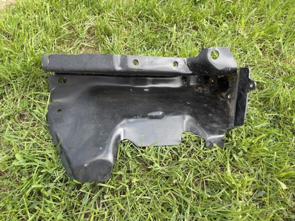 TESLA TECHNICS 1487573-00-A 16.07.26 TESLA MODEL Y 1487573-00-A КРОНШТЕЙН САЛАЗОК КРІПЛЕННЯ БРИЗКОВИКА ОРИГІНАЛ