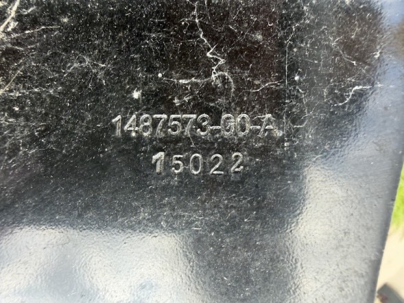 TESLA TECHNICS 1487573-00-A 16.07.26 TESLA MODEL Y 1487573-00-A КРОНШТЕЙН САЛАЗОК КРІПЛЕННЯ БРИЗКОВИКА ОРИГІНАЛ