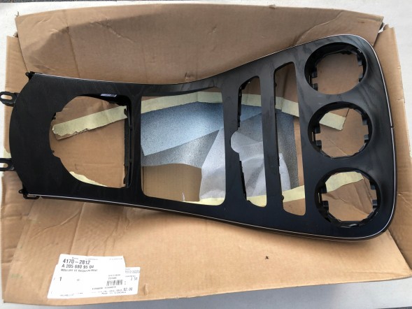 Mercedes-Benz OE LISTWA DEKORACYJNA TUNELU ŚRODKOWEGO C KLASA 205 W205 A2056809504 LISTWA DEKORACYJNA TUNELU C KLASA 205 W205 A2056804506 DEKOR TUNELU C KLASA 205 W205 ПЛАНКА ДЕКОР МЕРСЕДЕС C КЛАС 205 W205 A2056809504