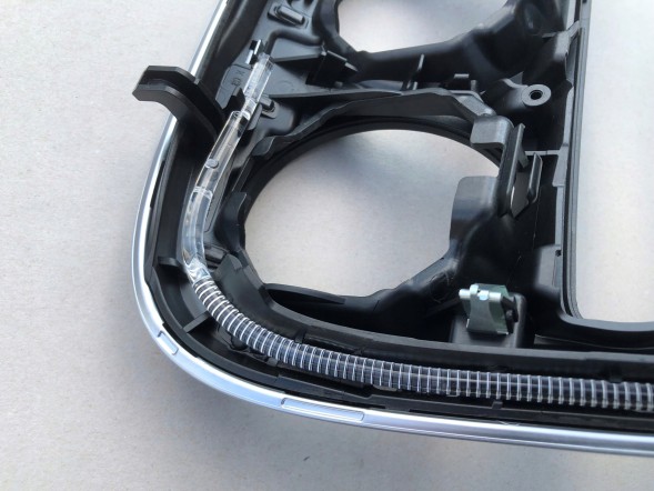 Mercedes-Benz OE LISTWA DEKORACYJNA TUNELU ŚRODKOWEGO C KLASA 205 W205 A2056809504 LISTWA DEKORACYJNA TUNELU C KLASA 205 W205 A2056804506 DEKOR TUNELU C KLASA 205 W205 ПЛАНКА ДЕКОР МЕРСЕДЕС C КЛАС 205 W205 A2056809504