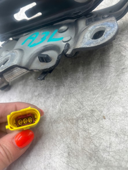 Audi OE 8V0823301F 8V0823823F ROZ ЗАВІСА КАПОТА ЛІВА ПІРОТЕХНІЧНА 8V0823301 8V0823823F AUDI A3 8V 17Р