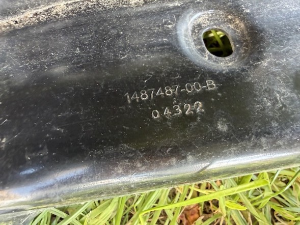 TESLA TECHNICS 1487487-00-B 16.07.26 TESLA MODEL 3 III 1487487-00-B КРОНШТЕЙН САЛАЗОК ТРИМАЧ ПИЛОВИК ЗАХИСНИЙ ОРИГІНАЛ