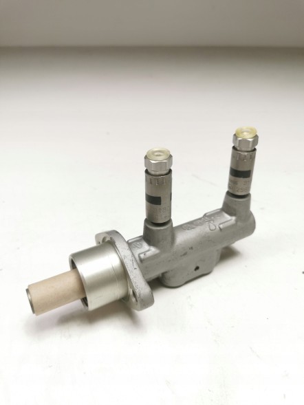 Ford OE Гальмівний насос Ford Fiesta MK4 OE 1106629