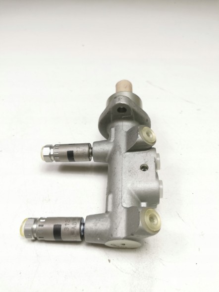 Ford OE Гальмівний насос Ford Fiesta MK4 OE 1106629