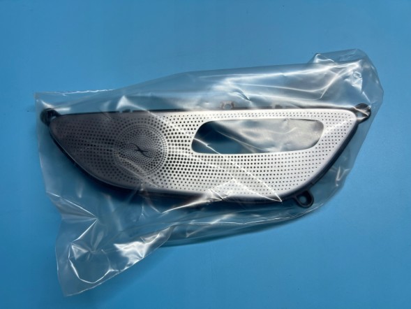Mercedes-Benz OE NOWA ORYGINALNA OSŁONA GŁOŚNIKA DRZWI PRAWY TYŁ MERCEDES CLS A2577305402 НОВИЙ ОРИГІНАЛЬНИЙ ЧОХОЛ ДВЕРНОГО ДИНАМІКА ПРАВА ЗАДНЯ ЧАСТИНА MERCEDES CLS A2577305402