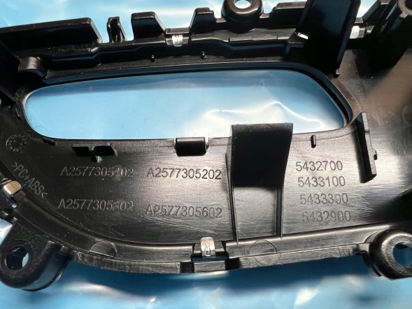 Mercedes-Benz OE NOWA ORYGINALNA OSŁONA GŁOŚNIKA DRZWI PRAWY TYŁ MERCEDES CLS A2577305402 НОВИЙ ОРИГІНАЛЬНИЙ ЧОХОЛ ДВЕРНОГО ДИНАМІКА ПРАВА ЗАДНЯ ЧАСТИНА MERCEDES CLS A2577305402