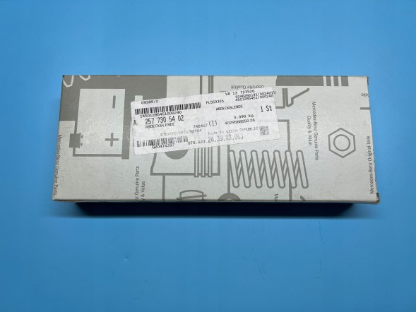 Mercedes-Benz OE NOWA ORYGINALNA OSŁONA GŁOŚNIKA DRZWI PRAWY TYŁ MERCEDES CLS A2577305402 НОВИЙ ОРИГІНАЛЬНИЙ ЧОХОЛ ДВЕРНОГО ДИНАМІКА ПРАВА ЗАДНЯ ЧАСТИНА MERCEDES CLS A2577305402