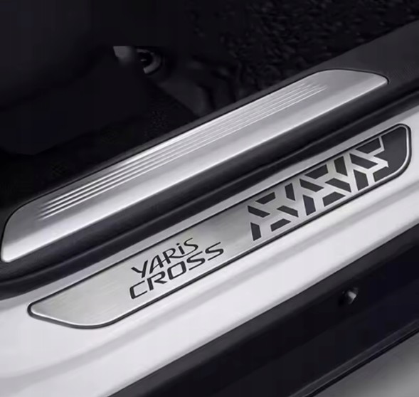 AL Yaris009166 НАКЛАДКИ НА ПОРОГИ ЗАХИСНІ TOYOTA YARIS Cross Сріблясті