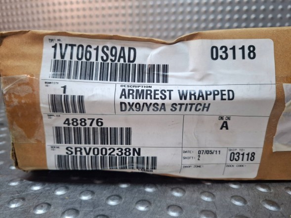 Dodge OE ПІДЛОКІТНИК 1VT061S9AD CHRYSLER 300 DODGE CHARGER 13- MOPAR