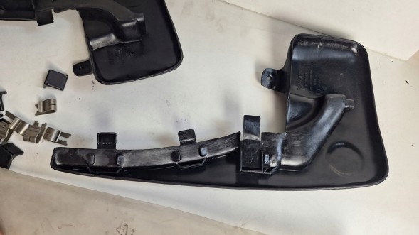 Volkswagen OE 1H0075113 ORG VW GOLF 96- ЗАХИСНІ БРИЗКОВИКИ КОМПЛЕКТ 1H0075113