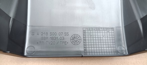 Mercedes-Benz OE CLS W218 2185000755 DOLOT KIEROWNICA POWIETRZA OSŁONA PASA GÓRNA CDI ВЕРХНІЙ ЧОХОЛ РЕМЕНЯ ПОВІТРОЗАБІРНИКА A2185000755 MERCEDES CLS W218