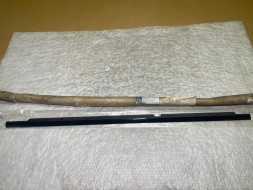 Mercedes-Benz OE A2047350565 A 204 735 05 65 Mercedes-Benz Listwa zgarniająca szyby lewej tylnej drzwi lewa lewych lewej tylnych tylne tylna tył lh uszczelka НОВА ОРИГІНАЛЬНА СКРЕБКОВА ПЛАНКА СКЛА MERCEDES C W204 ЛІВА ЗАДНЯ