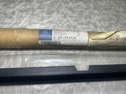 Mercedes-Benz OE A2047350565 A 204 735 05 65 Mercedes-Benz Listwa zgarniająca szyby lewej tylnej drzwi lewa lewych lewej tylnych tylne tylna tył lh uszczelka НОВА ОРИГІНАЛЬНА СКРЕБКОВА ПЛАНКА СКЛА MERCEDES C W204 ЛІВА ЗАДНЯ