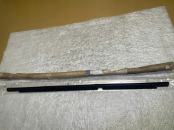 Mercedes-Benz OE A2047350565 A 204 735 05 65 Mercedes-Benz Listwa zgarniająca szyby lewej tylnej drzwi lewa lewych lewej tylnych tylne tylna tył lh uszczelka НОВА ОРИГІНАЛЬНА СКРЕБКОВА ПЛАНКА СКЛА MERCEDES C W204 ЛІВА ЗАДНЯ