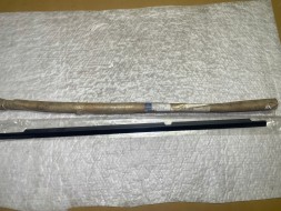 Mercedes-Benz OE A2047350565 A 204 735 05 65 Mercedes-Benz Listwa zgarniająca szyby lewej tylnej drzwi lewa lewych lewej tylnych tylne tylna tył lh uszczelka НОВА ОРИГІНАЛЬНА СКРЕБКОВА ПЛАНКА СКЛА MERCEDES C W204 ЛІВА ЗАДНЯ