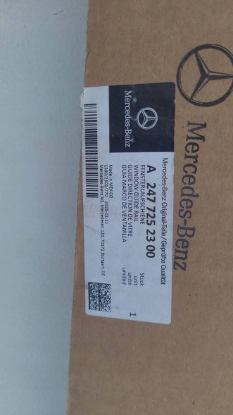 Mercedes-Benz OE MERCEDES EQB X243 ПЕРЕДНЯ ЛІВА НАКЛАДКА ВІТРОНОГО СКЛА A2477252300