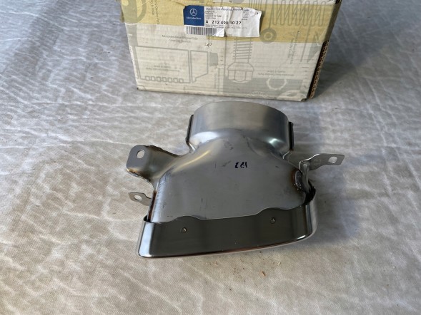Mercedes-Benz OE A2124901027 A 212 490 10 27 A-212-490-10-27 prawa prawy prawej prawego kratka wydech wydechu końcówki tłumik tłumika końcówka НОВИЙ ОРИГ. НАКОНЕЧНИК ГЛУШНИКА ВИХЛОПУ MB E W212 S212 CLS C218 X218 AMG ПРАВА