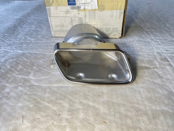 Mercedes-Benz OE A2124901027 A 212 490 10 27 A-212-490-10-27 prawa prawy prawej prawego kratka wydech wydechu końcówki tłumik tłumika końcówka НОВИЙ ОРИГ. НАКОНЕЧНИК ГЛУШНИКА ВИХЛОПУ MB E W212 S212 CLS C218 X218 AMG ПРАВА