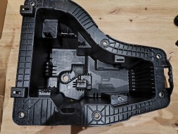 Mopar 68438744AB КРІПЛЕННЯ АКУМУЛЯТОРА ПРАВЕ КОШИК Jeep Grand Cherokee WL 2021-2025