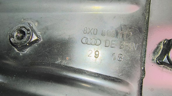 Audi OE 8X0809110 MBAP13 ПРАВА ПІДКОЛІСНА РЕЙКА АУДІ А1 8Х0