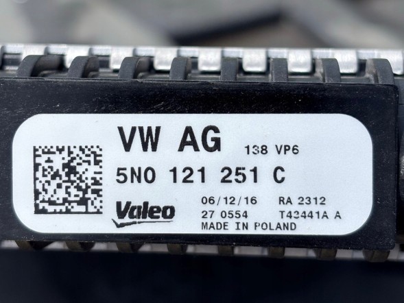 AHE 5N0121251C 5N0121251 Vw tiguan 07-16 радіатор охолодження 5n0121251с