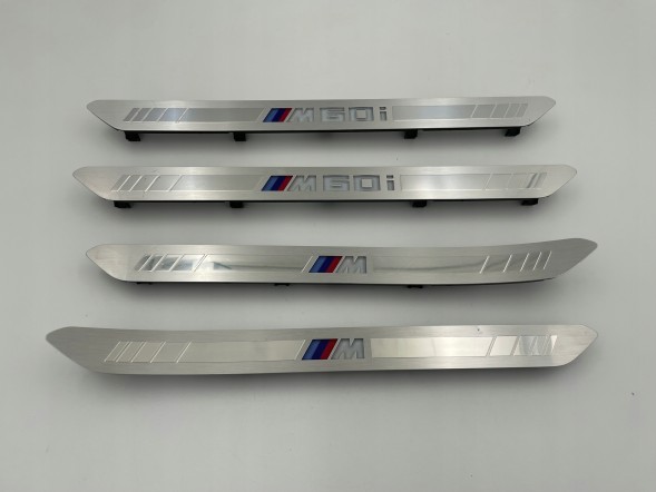 BMW OE KKDA BMW G05 G06 G07 LISTWY NAKŁADKI PROGOWE M-PAKIET PODŚWIETLANE 5A60665 BMW G05 G06 G07 НАКЛАДКИ НА ПОРОГИ M-PAKET З ПІДСВІТКОЮ 5A60665