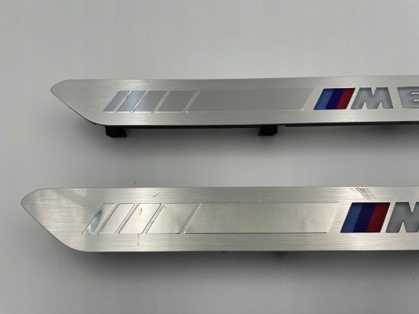BMW OE KKDA BMW G05 G06 G07 LISTWY NAKŁADKI PROGOWE M-PAKIET PODŚWIETLANE 5A60665 BMW G05 G06 G07 НАКЛАДКИ НА ПОРОГИ M-PAKET З ПІДСВІТКОЮ 5A60665