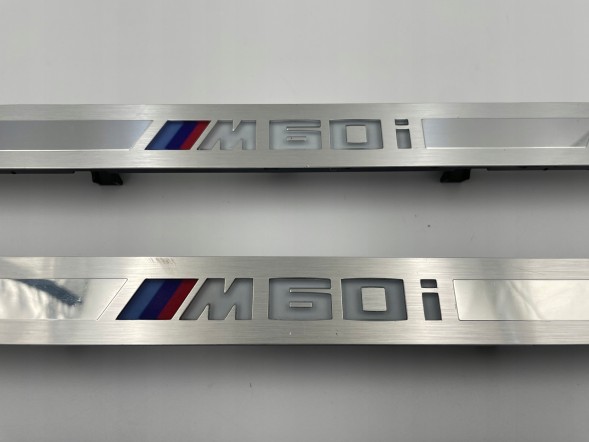 BMW OE KKDA BMW G05 G06 G07 LISTWY NAKŁADKI PROGOWE M-PAKIET PODŚWIETLANE 5A60665 BMW G05 G06 G07 НАКЛАДКИ НА ПОРОГИ M-PAKET З ПІДСВІТКОЮ 5A60665