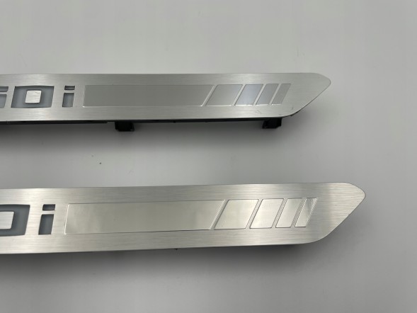 BMW OE KKDA BMW G05 G06 G07 LISTWY NAKŁADKI PROGOWE M-PAKIET PODŚWIETLANE 5A60665 BMW G05 G06 G07 НАКЛАДКИ НА ПОРОГИ M-PAKET З ПІДСВІТКОЮ 5A60665